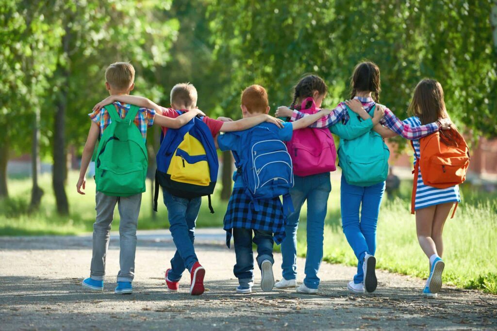 enfants-marchent-vers-ecole